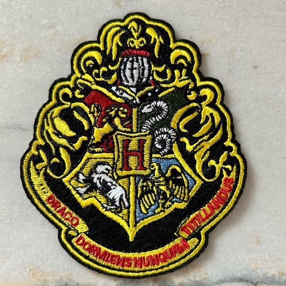 Harry Potter Hogwarts School Crest Logo Large Version Embroidered Patch new - Picture 1 of 2